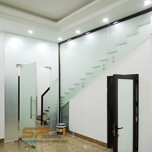 Cầu thang kính kết hợp vách ngăn phòng làm việc CT023