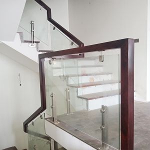 Cầu thang kính tay vịn gỗ đẹp và hiện đại CT025