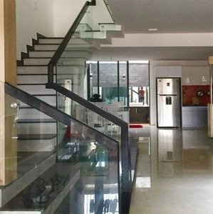 Cầu thang kính không trụ tay vịn gỗ vuông 60x60 CT032