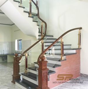 Cầu thang kính trụ cao tay vịn gỗ CT033