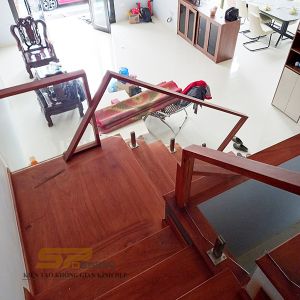 Cầu thang kính trụ ngàm bắt mặt bậc CT037