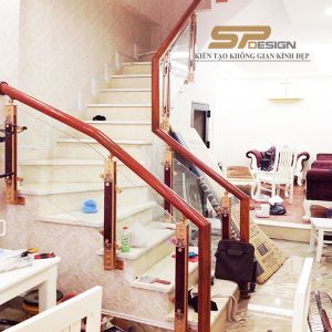 Cầu thang kính trụ hợp kim nhôm bắt sườn CT038