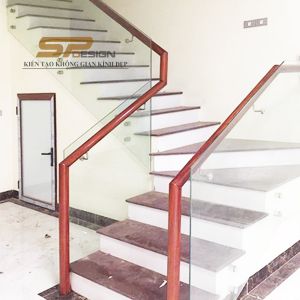 Cầu thang kính tay vịn gỗ tròn CT040
