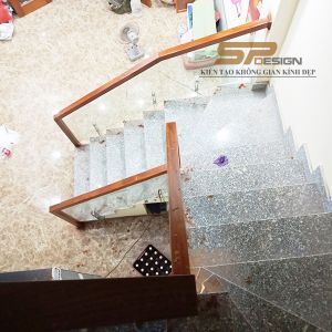 Cầu thang kính tay vịn gỗ vuông CT042