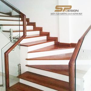 Cầu thang kính trụ lửng bắt sườn tay vịn gỗ CT043