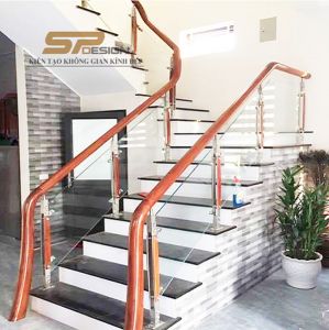 Cầu thang kính trụ cao tay vịn gỗ CT045