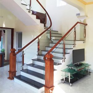Cầu thang kính trụ cao bắt sườn tay vịn gỗ CT046