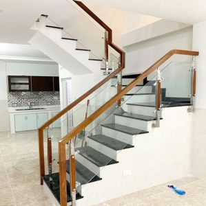 Cầu thang kính trụ cao bắt sườn tay vịn gỗ vuông CT049