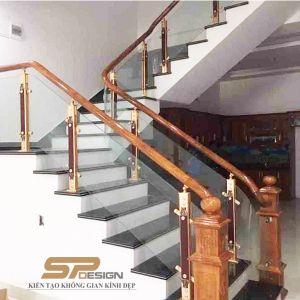 Cầu thang kính trụ hợp kim nhôm tay vịn gỗ CT054