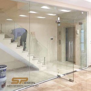 Cửa kính cường lực ngăn cầu thang và phòng khách CK018