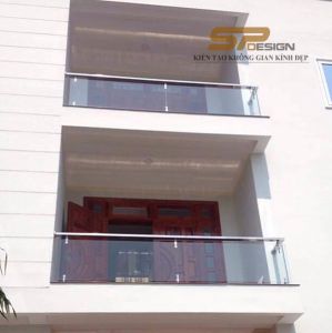 Ban công kính cường lực trụ thấp tay vịn hộp inox LC016