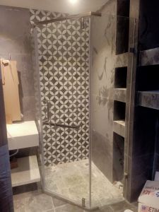 Vách phòng tắm vát góc 135 độ hiện đại VKT031