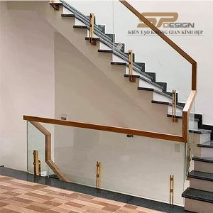 Cầu thang kính trụ lửng đẹp CT067