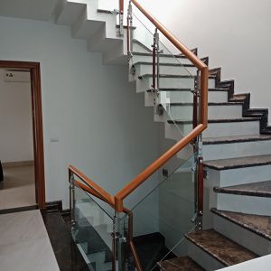 Cầu thang kính trụ cao bắt sườn CT072