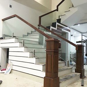 Cầu thang kính đẹp CT076