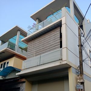 Lan can ban công kính đẹp tay vịn inox LC019