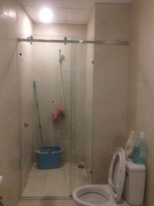 Vách kính phòng tăm mở trượt  VKT040