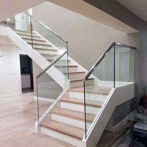 Cầu thang kính âm sàn tay vịn gỗ CT098