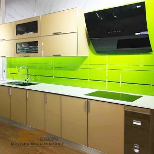 Kính màu ốp bếp có chỉ gương hiện đại KB026