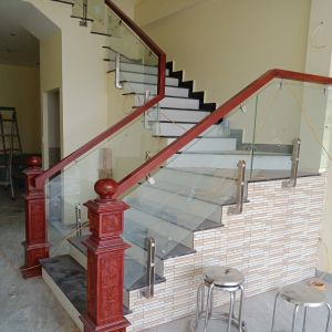 Cầu thang kính trụ lửng bắt sường tay vịn vuông CT019