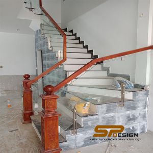 Cầu thang kính trụ lửng inox tay vịn vuông CT018