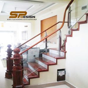 Cầu thang kính trụ cao bắt mặt bậc giá rẻ CT016