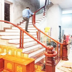Cầu thang kính cường lực trụ gỗ Lim Nam Phi đẹp CT029